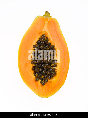 Hohe Betrachtungswinkel von geschnittenen Papaya mit schwarzen Samen vor weißem Hintergrund Stockfoto