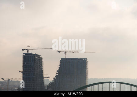 Bau eines modernen Gebäudes und Kräne auf der Baustelle von Belgrad in Serbien Arbeiten am Wasser Stockfoto