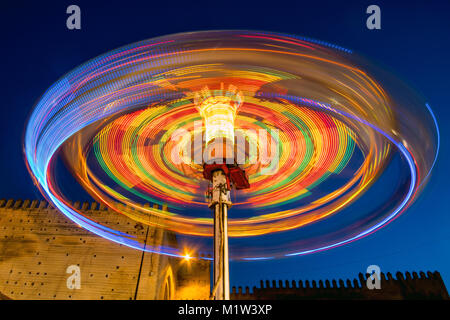 Motion Blur von Spinnmaschinen für Kreis Fahrt im Vergnügungspark Stockfoto