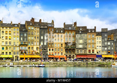 HONFLEUR, Normandie/Frankreich - 23 Mai 2013: die malerischen alten Hafen von Honfleur, die Vikings, Restaurants, Geschäften und traditionellen Gebäuden gegründet. Stockfoto