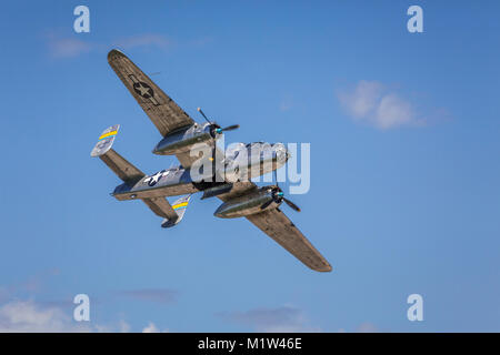 Die Boeing B-25 J Miss Mitchell vintage Bomber im Flug bei der Airshow 2017 in Duluth, Minnesota, USA. Stockfoto