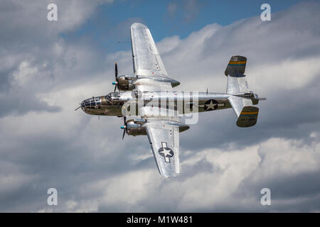 Die Boeing B-25 J Miss Mitchell vintage Bomber im Flug bei der Airshow 2017 in Duluth, Minnesota, USA. Stockfoto