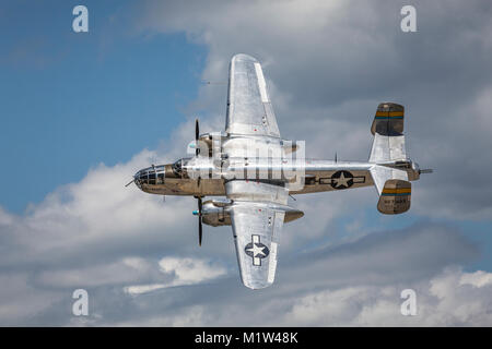 Die Boeing B-25 J Miss Mitchell vintage Bomber im Flug bei der Airshow 2017 in Duluth, Minnesota, USA. Stockfoto