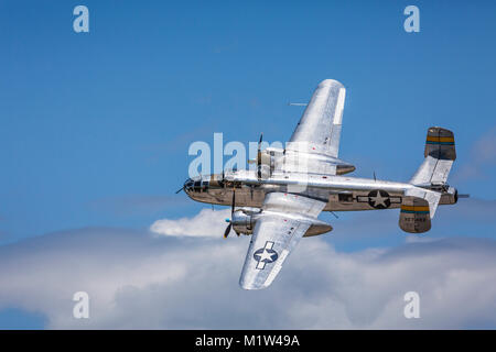 Die Boeing B-25 J Miss Mitchell vintage Bomber im Flug bei der Airshow 2017 in Duluth, Minnesota, USA. Stockfoto