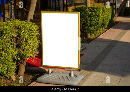 Leere Tafel für die Werbung oder den Stopfen im Straßencafé Stockfoto