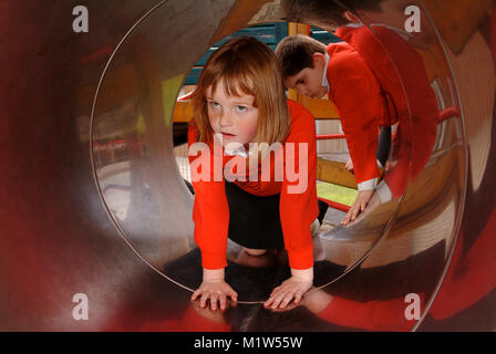 Kinder spielen im Bereich der St. Peter's RC-Grundschule, Cardiff, Wales Stockfoto