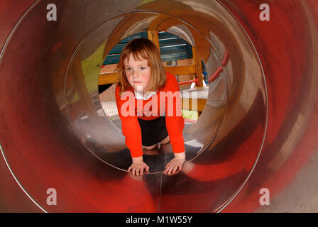 Kinder spielen im Bereich der St. Peter's RC-Grundschule, Cardiff, Wales Stockfoto