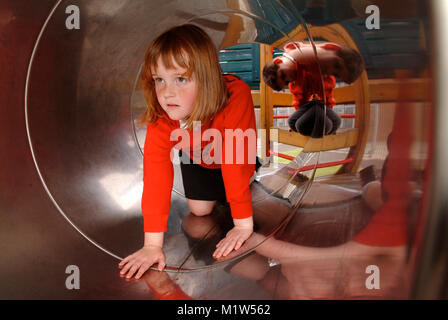 Kinder spielen im Bereich der St. Peter's RC-Grundschule, Cardiff, Wales Stockfoto