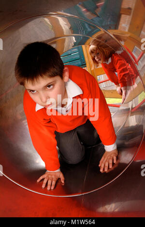 Kinder spielen im Bereich der St. Peter's RC-Grundschule, Cardiff, Wales Stockfoto