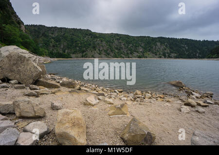 Frankreich - Steiniger Strand von Bergsee - Lac Blanc im französischen Vogesen Stockfoto