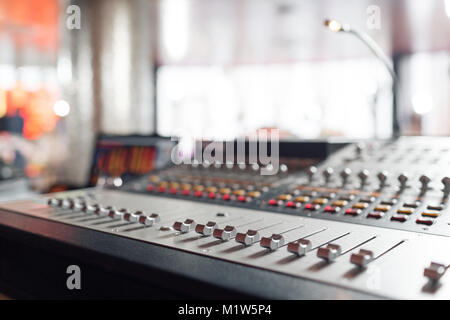 Od-Einsteller und roten Tasten ein Mischpult. Es wird für Audiosignale Modifikationen verwendet, um die gewünschte Ausgabe zu erreichen. In recording-Studios, Rundfunk, Fernsehen angewendet. Stockfoto