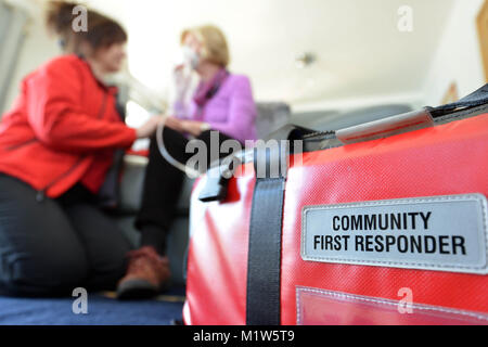 Community First Responder in Aktion. Süd-ost-Küste Ambulance Service. Stockfoto