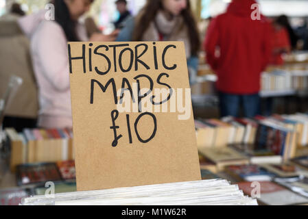 Ein Zeichen Werbung historischen Karten zum Verkauf an einen Flohmarkt auf dem Londoner Southbank. Stockfoto