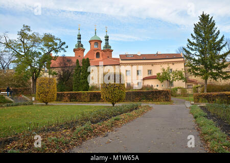 Kirche St. Laurentius am Petrin Hügel in Prag. Blick auf den Herbst der tschechischen Hauptstadt. Stockfoto