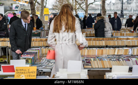 Gut gekleidet, stilvolle junges paar Surfen an der Southbank Buchmarkt, London, Ul. Stockfoto