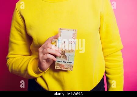 Russische Banknote 100 Rubel für die Annexion der Krim 2015 gewidmet Stockfoto