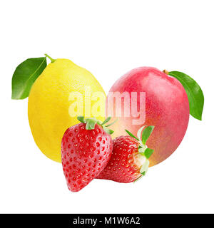 Isolierte Vielfalt der Früchte. Zitronen, Erdbeeren und Mango auf weißem Hintergrund mit Freistellungspfad isoliert Stockfoto
