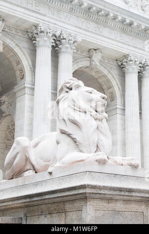 Marmorstatue von Lion am Eingang nach New York City Public Library Stockfoto