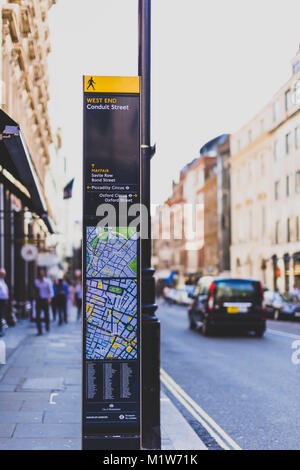 LONDON, GROSSBRITANNIEN - 7. August, 2014: Der Conduit Street Schild mit städtischen Bokeh Stockfoto