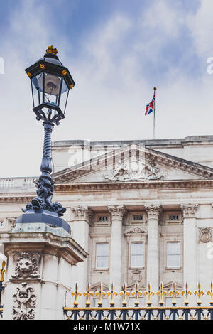 LONDON, GROSSBRITANNIEN - 8 August, 2014: Detail der Fassade des Buckingham Palace Stockfoto