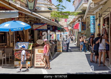 Geschäfte und Restaurants auf Mesologiou Street, Old Town, Rethymnon (Rethymno), Rethymno, Kreta (Kriti), Griechenland Stockfoto