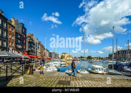 Die bunten und historischen Küstenstadt Honfleur in Frankreich in der Normandie mit malerischen Gebäude, Schiffe und das Meer, das im Englischen Kanal Stockfoto