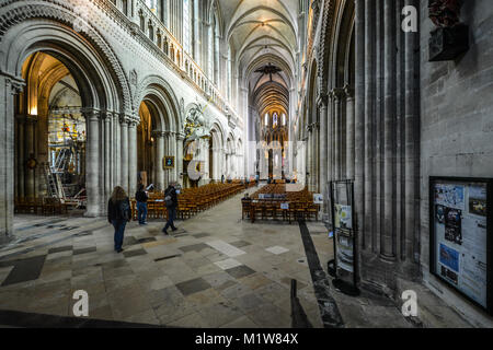 Das Innere der Kathedrale Unserer Lieben Frau von Bayeux, eine Römisch-katholische Kirche in der Stadt Bayeux, Normandie Frankreich mit Wiederherstellung durchgeführt werden Stockfoto