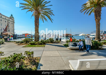 Sonnigen Nachmittag auf der Riva Promenade am Hafen von Split Kroatien, an der Dalmatinischen Küste der Adria Stockfoto