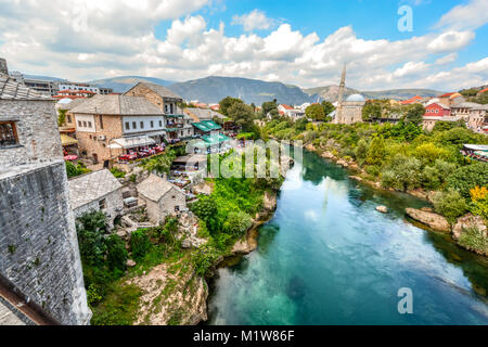 Eine Ansicht der Stadt Mostar Bosnien und Herzegowina mit der Moscheen, Minarette und Cafés entlang des Flusses Neretva von der Alten Brücke Stockfoto