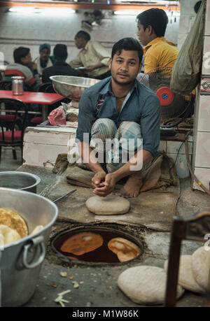 Backen frische Tandoori Brot, Old Delhi, Indien Stockfoto