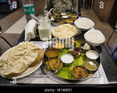 Im südlichen Indischen Thali am legendären Saravana Bhavan Restaurant, Neu Delhi, Indien Stockfoto
