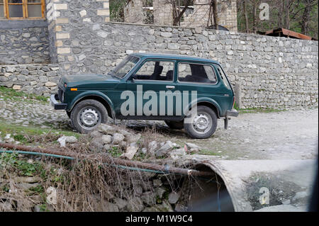 Aserbaidschan 2010. Ein Lada Niva Auto in Kis gesehen. Stockfoto