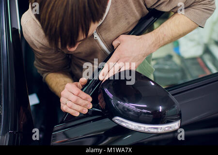 Auto Spiegel Mann, Reparatur, Autounfall gebrochen Seite Spiegel. Schwarz Stockfoto