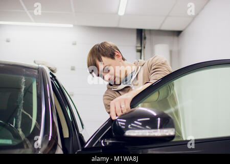 Auto Spiegel Mann, Reparatur, Autounfall gebrochen Seite Spiegel. Schwarz Stockfoto