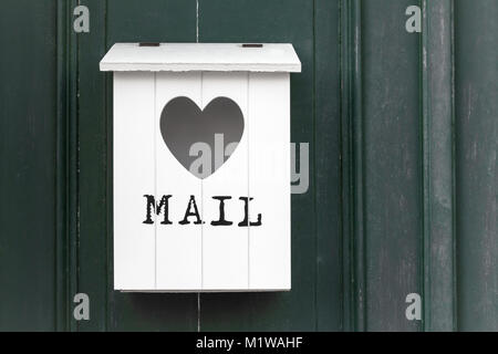 White vintage Holz- Mailbox mit leeren Herzen. Vor der schriftlichen e-mail. Stockfoto