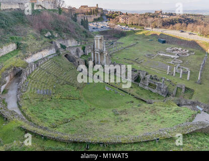 Luftaufnahme der Ruinen des Römischen Theaters und Bäder in Volterra, Pisa, Toskana, Italien Stockfoto