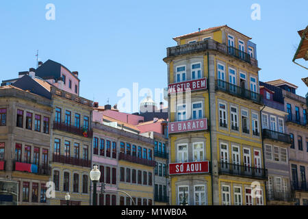 Die Fassaden der typischen bunten Häuser mit Kacheln Azulejos in Porto, Portugal Stockfoto