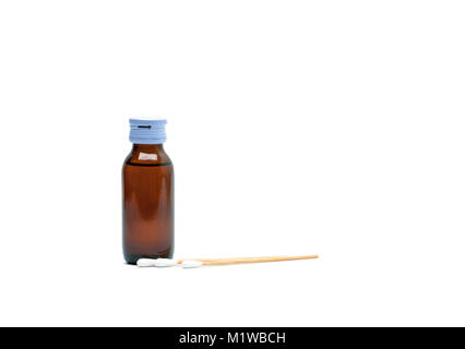 Wattestäbchen und antiseptische Lösungen in Braunglas Flasche auf weißem Hintergrund. Konzept der Nabelschnur Pflege hilft Infektionen zu verhindern. Stockfoto