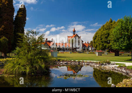 Rotorua Regierung Gärten mit Rotorua Museum im Hintergrund Stockfoto