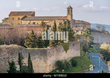 Luftaufnahme der Mauern von Volterra und San Francesco Kirche, Pisa, Toskana, Italien Stockfoto