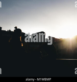 Silhouette von junges Paar neben der Brücke Ponte Vecchio in Florenz, Italien Stockfoto