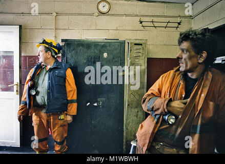 Bergleute in das Personal Zimmer im Tower Colliery, Hirwaun, Cynon Valley, South Wales 2007. Tower Colliery wurde für den Abschluss von der Regierung Anfang der 90er Jahre gesetzt, aber die Mitarbeiter ihre Abfindung aus der Mine zu kaufen, und behielt es rentabel arbeiten und bis zu seiner Schließung im Jahr 2009, aufgrund der schwindenden Kohlevorkommen. Rich Bowen Fotografie Stockfoto