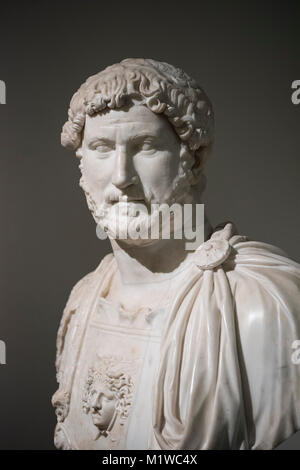 Neapel. Italien. Portrait Büste des römischen Kaisers Hadrian Tragen eines Cuirass, Ca. 130 AD. Museo Archeologico Nazionale di Napoli. Neapel nationalen Archaeolo Stockfoto