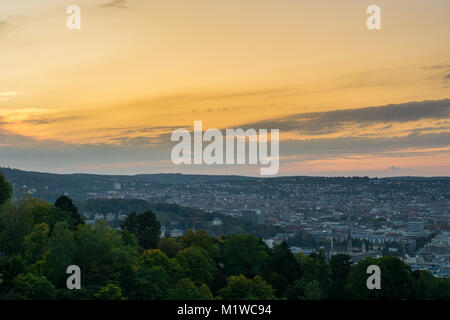 Weiten Blick über die Dächer der Stadt Stuttgart von oben bei Sonnenuntergang Stockfoto