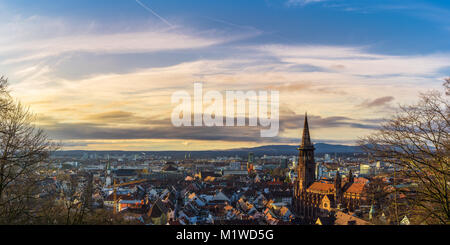 Deutschland, Baden-Württemberg, die Skyline der Stadt Freiburg in der warmen Abendsonne von oben extra großes Panorama Stockfoto