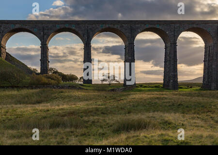 Die ribblehead Viadukt auf der Settle-Carlisle Railway, in der Nähe von Ingleton in den Yorkshire Dales, North Yorkshire, Großbritannien Stockfoto