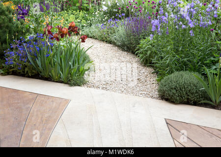 Gebogene kies Garten Weg durch ein Ferienhaus wilde Garten führt, Chelsea Flower Show, Stockfoto