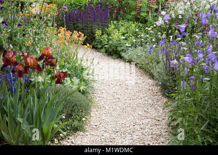 Gebogene kies Garten Weg durch ein Ferienhaus wilde Garten führt, Chelsea Flower Show, Stockfoto