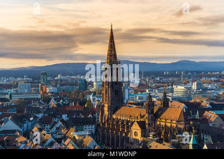 Deutschland, Winter Sonnenuntergang über Freiburg im Breisgau Stockfoto