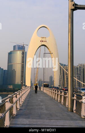 GUANGZHOU, China - 3. JANUAR 2018: Guangzhou Liede Brücke Fußgängerweg über Perl River bei Sonnenuntergang Stockfoto